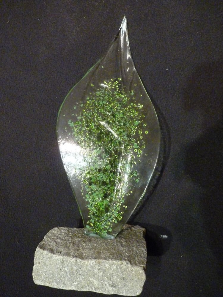 5440bf3819e10-piszkator-ildikoleveluvegszobor-glass-leaf-statue-art.jpg