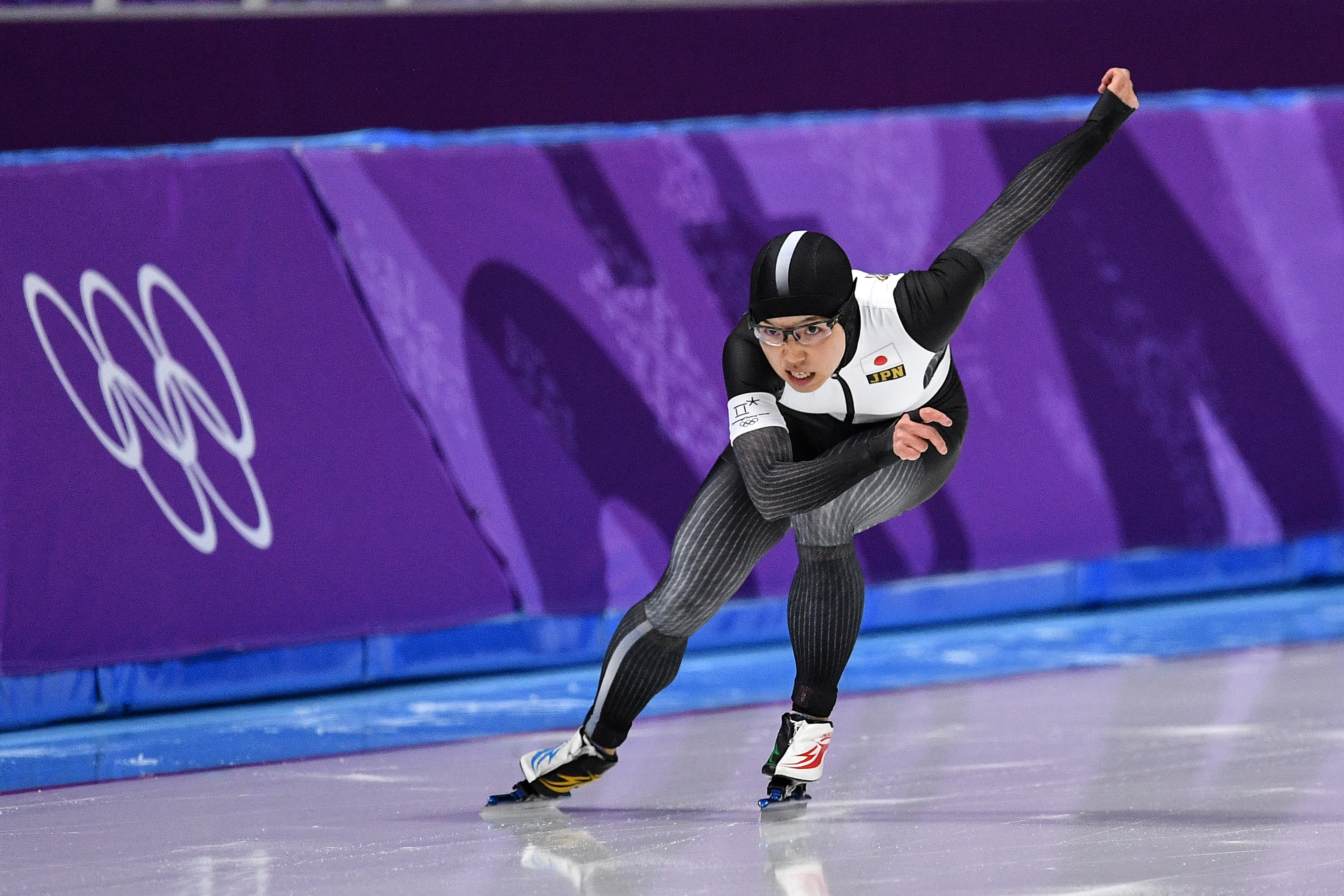 Конькобежец пробежал на стадионе 8 кругов. Конькобежец пробежал на стадионе 8 кругов. Конькобежец пробежал на стадионе 8 кругов. Конькобежец пробежал на стадионе 8 кругов. Японские конькобежки.